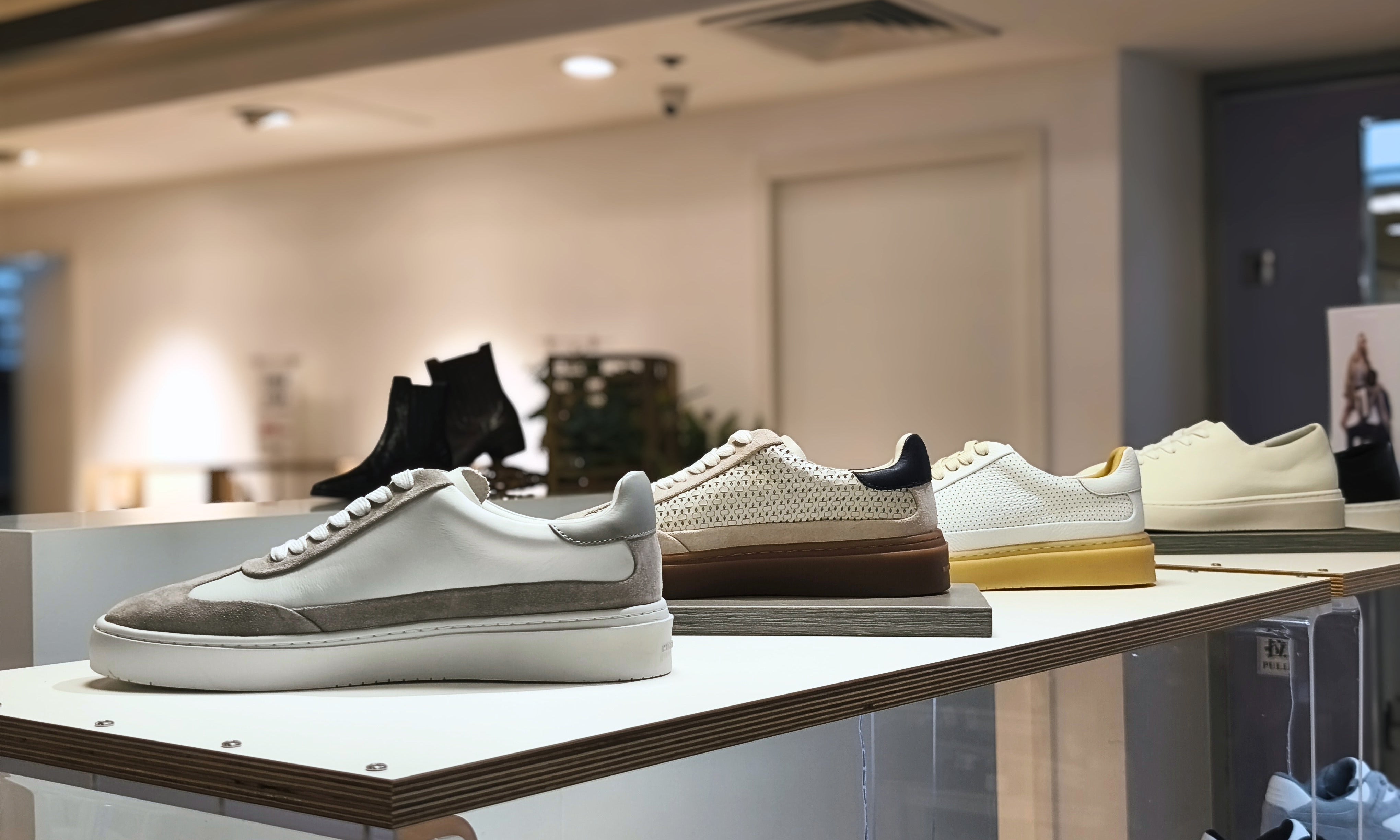 HIDDEN WHITE Arrives at Wing On Department Store