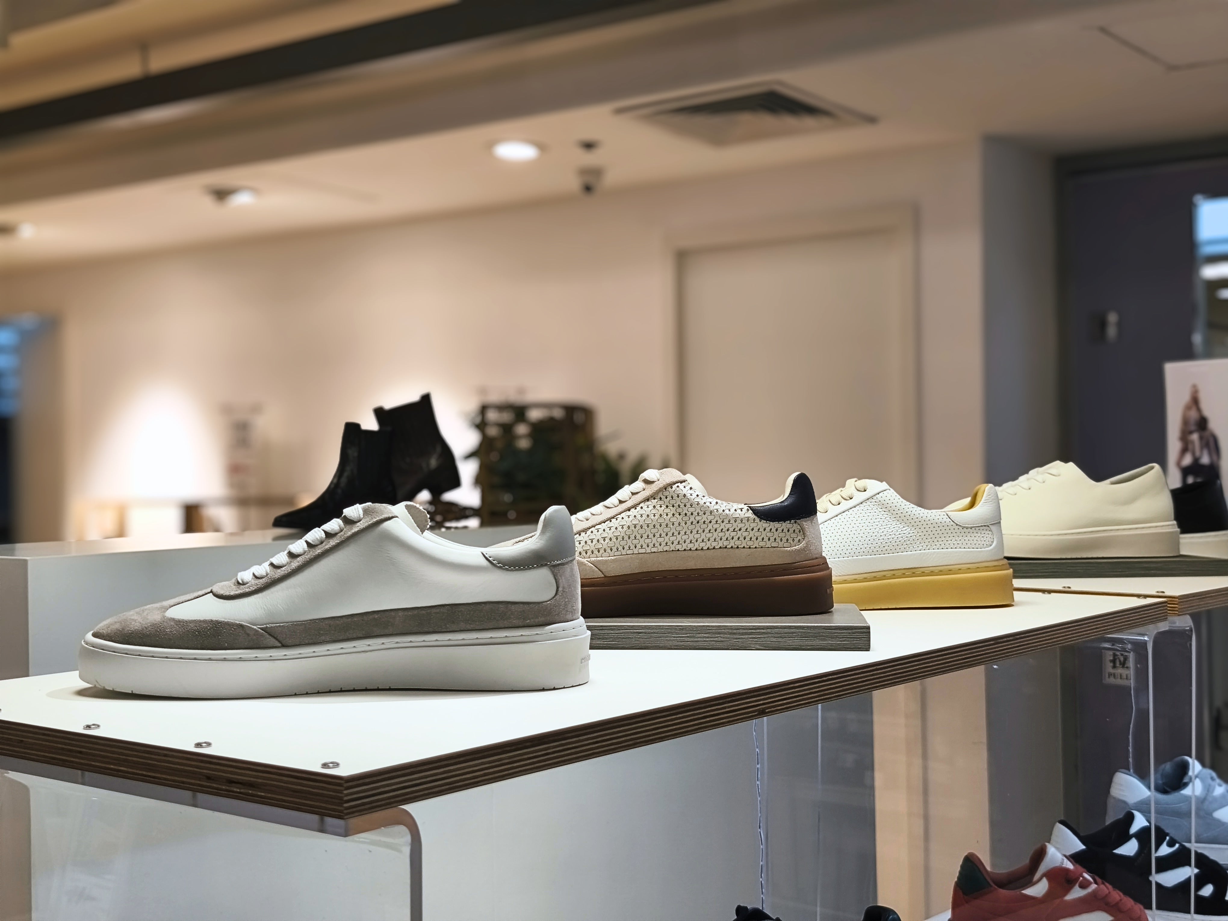 HIDDEN WHITE Arrives at Wing On Department Store